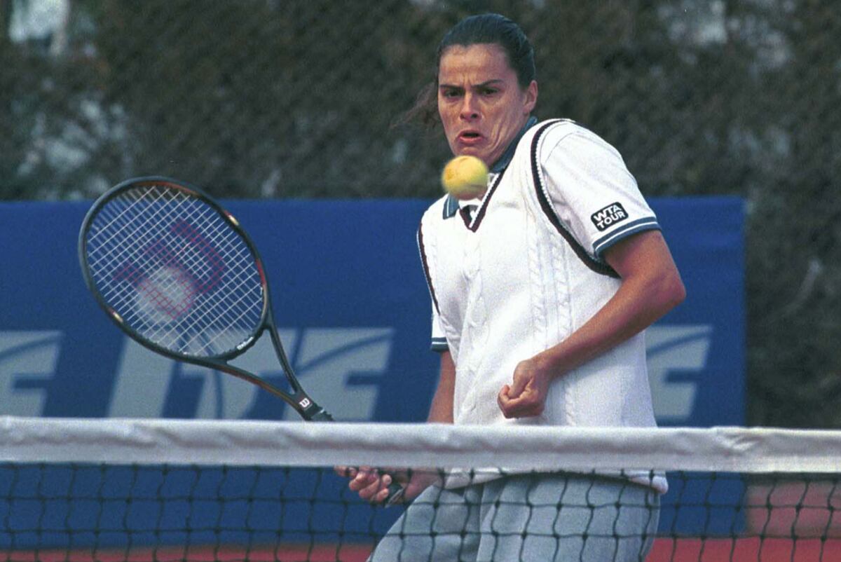 En acción. La cordobesa Inés Gorrochategui durante un partido de la Zona Americana de Fed Cup en Buenos Aires, en 1999. (Fotobaires / archivo)