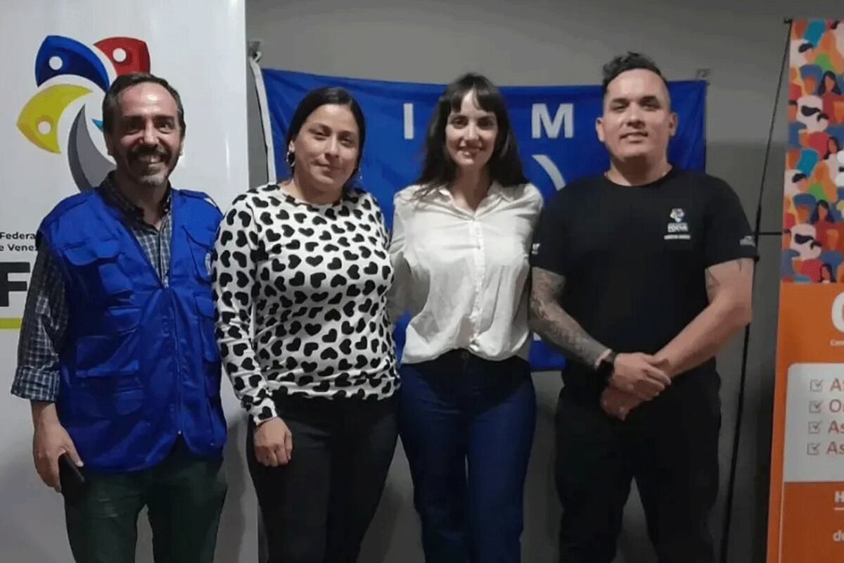 Deyxy Lobo, segunda de la izquierda, en un evento junto a la Asociación Civil de Venezolanos en Córdoba. (Facebook: Venezolanos En Córdoba, Argentina)