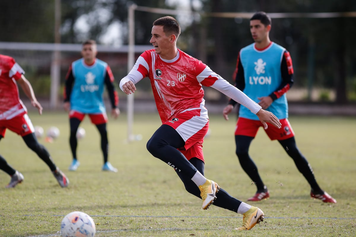 El delantero Tadeo Allende durante una práctica en Instituto (Leandro Gómez / Prensa IACC).