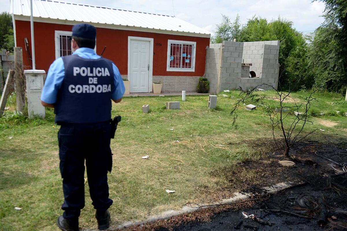 Hubo graves incidentes en el barrio Parque de la Vega, tras la muerte del supuesto ladrón.
Fotografía José Gabriel Hernández / la Voz