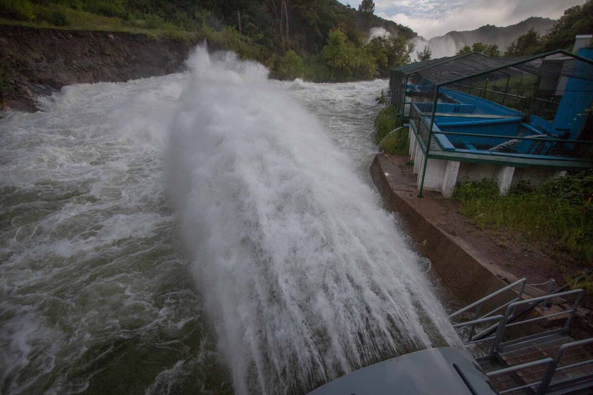 El lago de Embalse sobrepasó el nivel del vertedero a causa de las intensas lluvias. (La Voz)