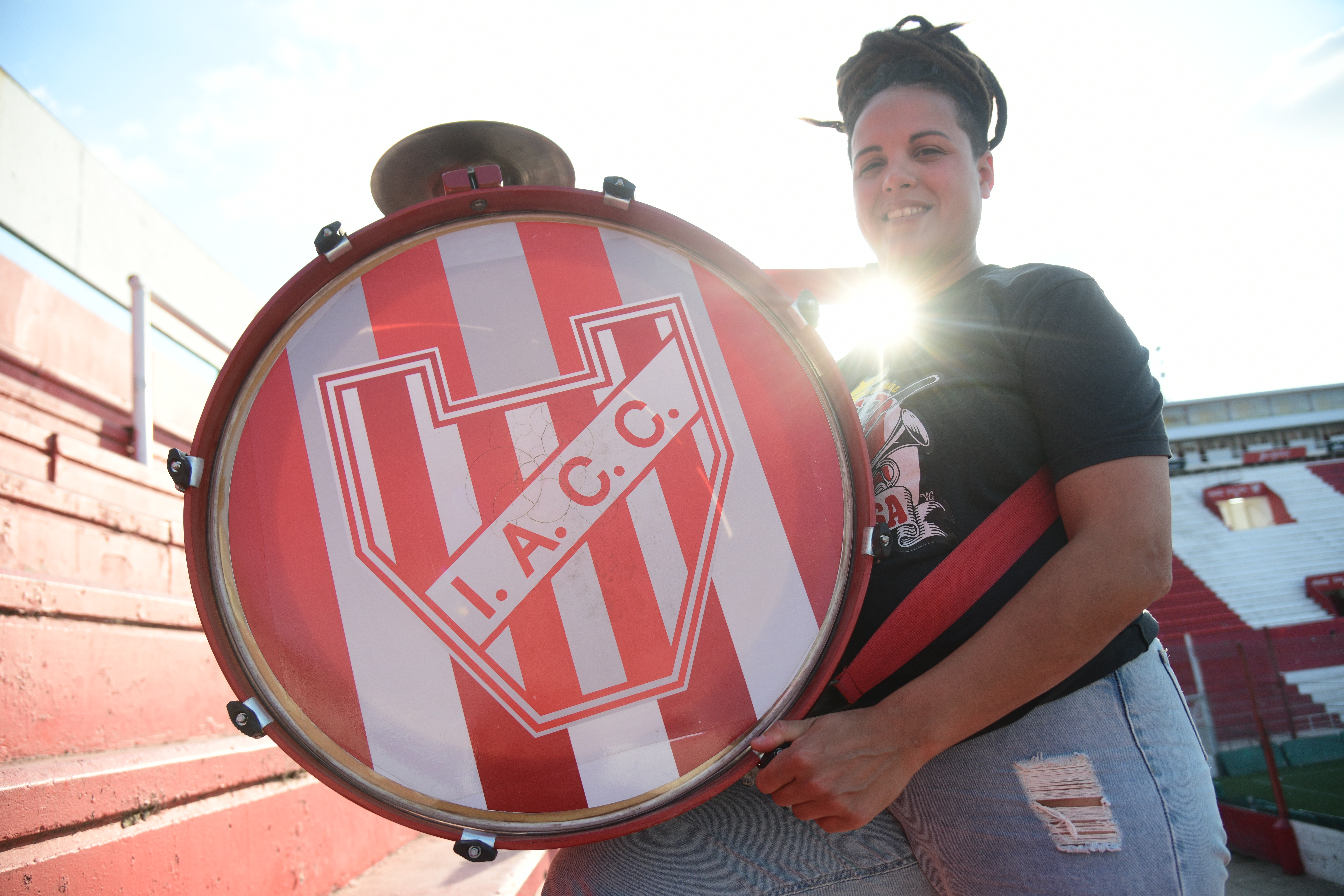 Gime Cortez, la hincha de Instituto que toca el bombo en la tribuna de Instituto. (Javier Ferreyra / La Voz)