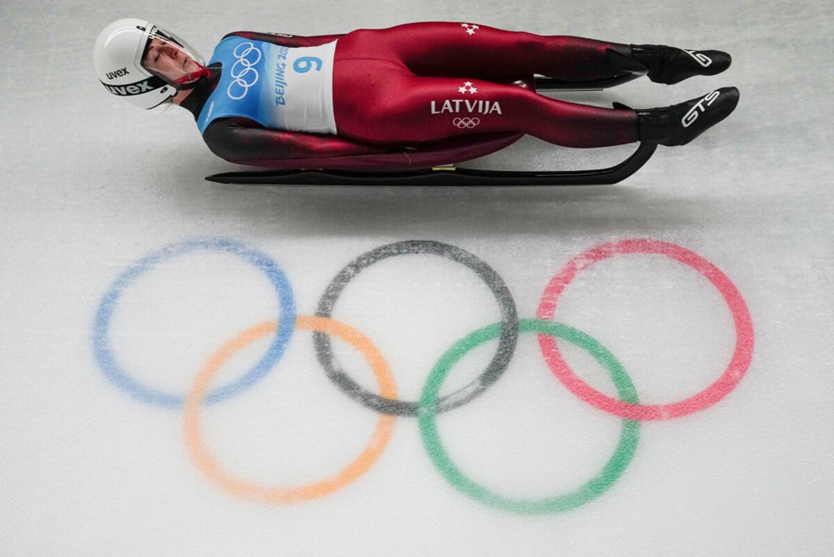 Eliza Tiruma, de Letonia, se desliza durante la primera carrera individual femenina de luge. (AP /Pavel Golovkin)