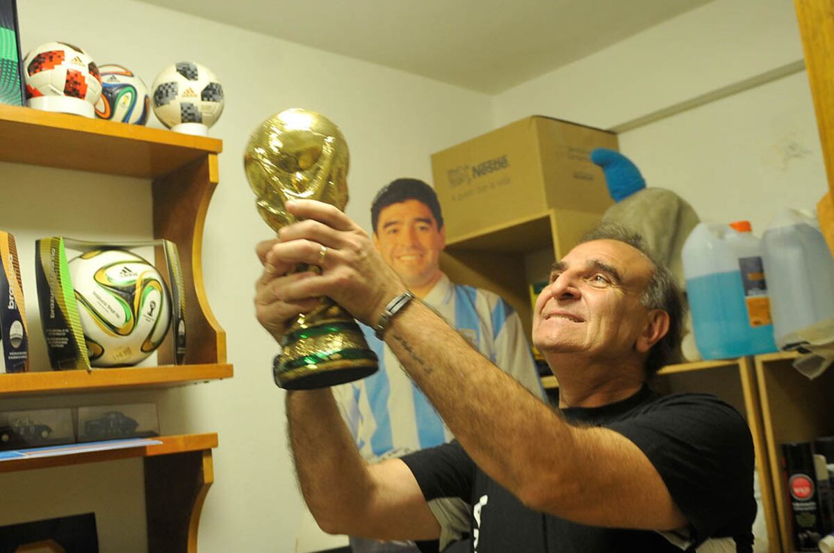 Alfredo Chaguri es contador y fanatico de Boca y de Diego Maradona a quien ha seguido por todo el mundo en mundilaes y en Boca y tiene diversos recuerdo con el y sobre a 10 meses de su muerte lo recuerda 23 septiembre 2021 foto Javier Ferreyra