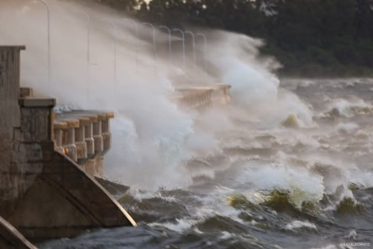Impactantes imágenes de la tormenta y el viento en Córdoba sobre el dique Cruz del Eje. (Fotos gentileza Julio Albornoz)
