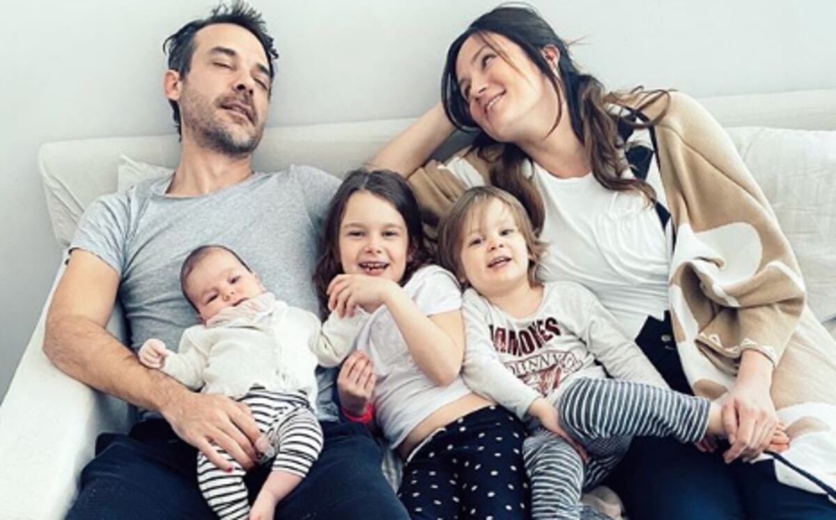 Paula Chaves y Pedro Alfonso junto a sus tres hijos.