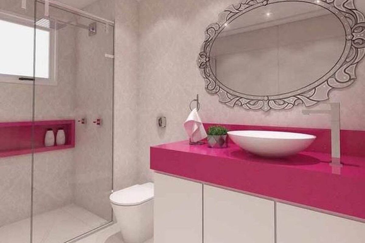 La mesada magenta combina con la bacha blanca y la grifería cromada para otorgar armonía y fuerza al espacio. Recomendamos: bacha Ferrum Temple Citera y grifería HD Monocomando Alto Londres cromada. Foto: Pinterest.