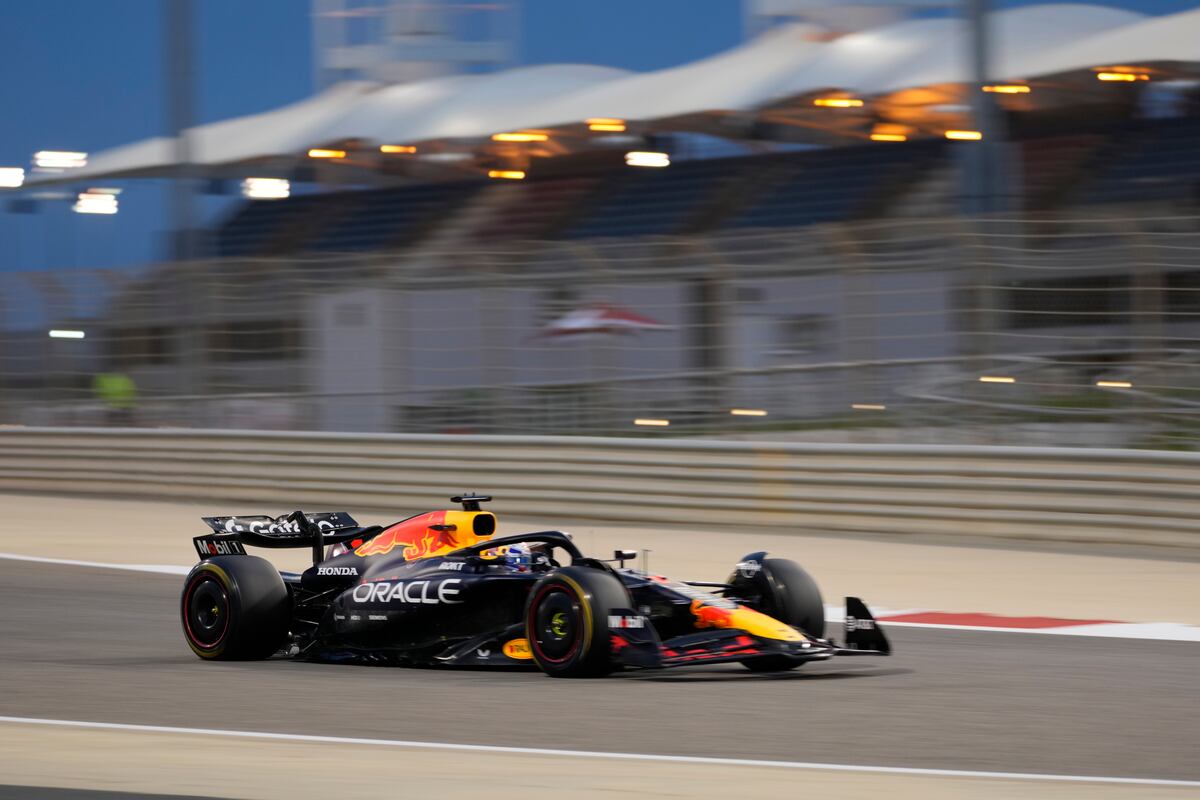 El piloto de Red Bull Max Verstappen durante la pretemporada de la Fórmula 1, el viernes 28 de febrero de 2025, en Sakhir, Bahréin. (AP Foto/Darko Bandic)