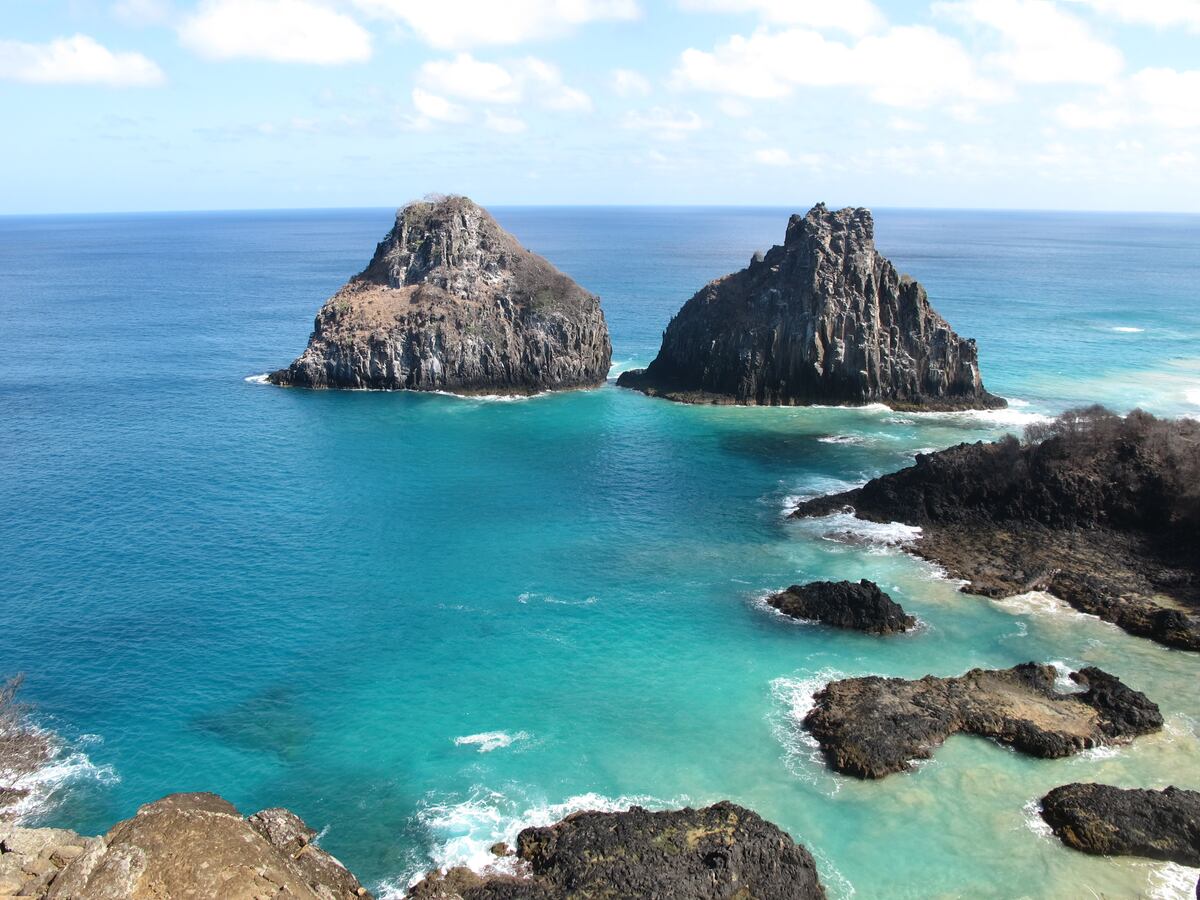 Dos Irmãos son los dos peñascos volcánicos en la Bahía dos Porcos, que componen la postal por la que se conoce a Noronha. (Gentileza: @cherruttipinitravelers)