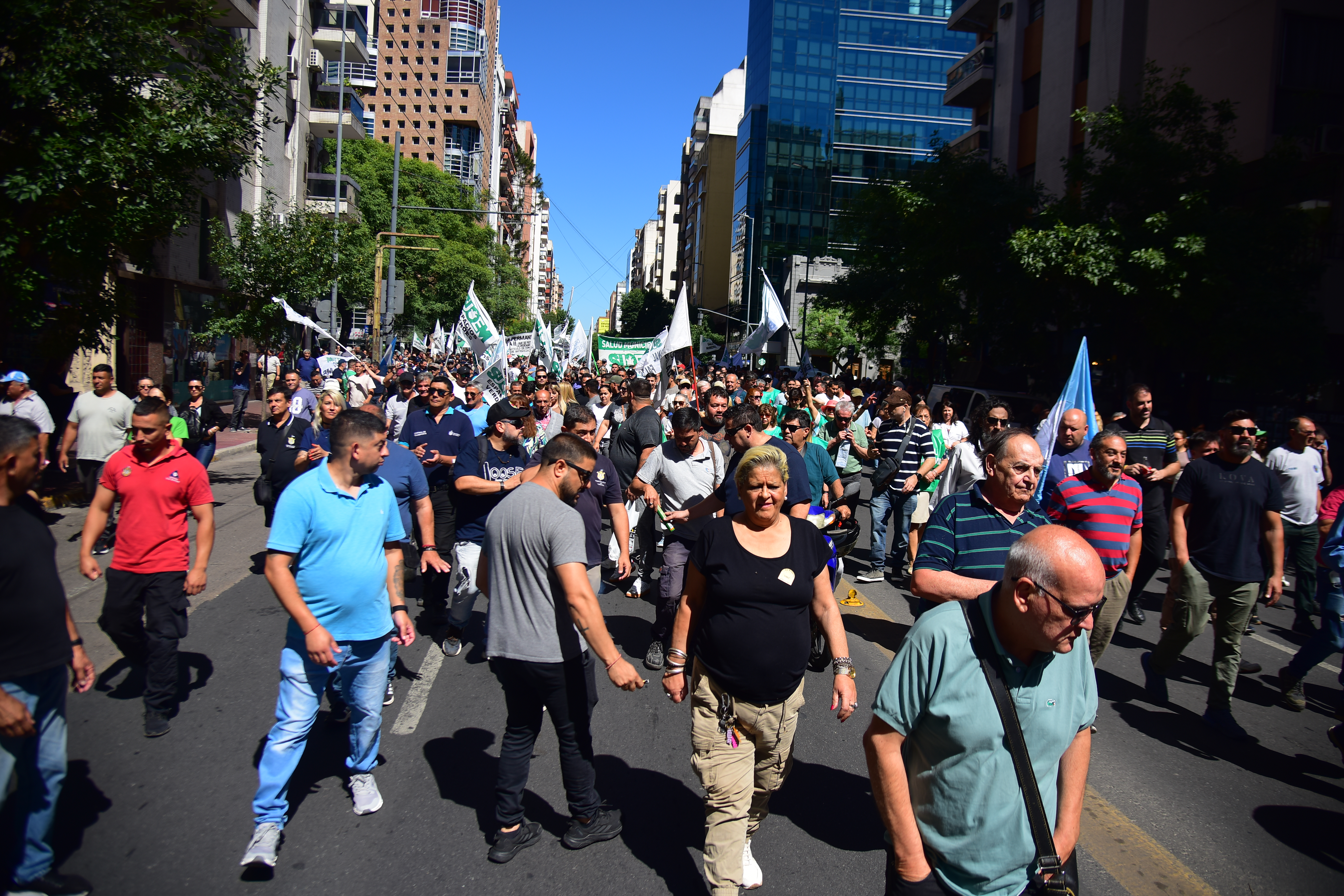 Protesta. Estatales de Córdoba marchan en rechazo al aumento de aportes para la Caja de Jubilaciones. Pedro Castillo  / La Voz