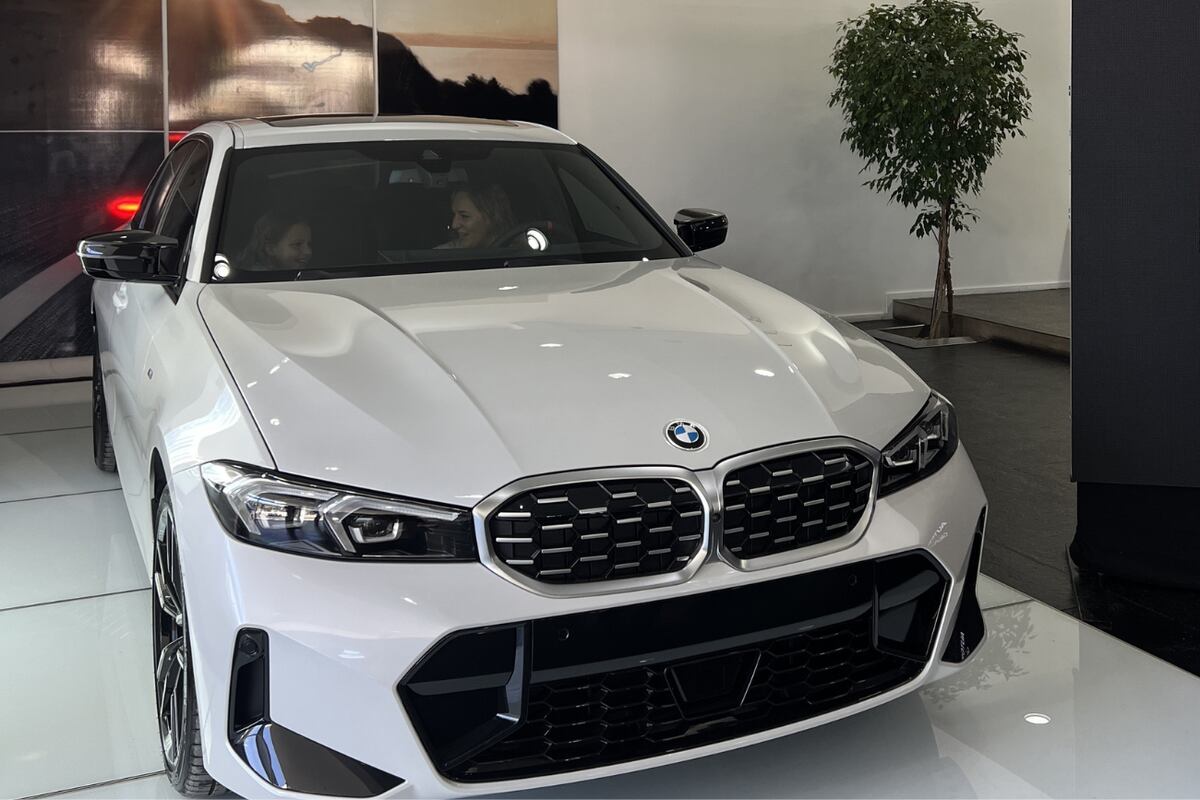 Entrega especial en Auto Munich, uno de los concesionarios de Grupo Quijada.