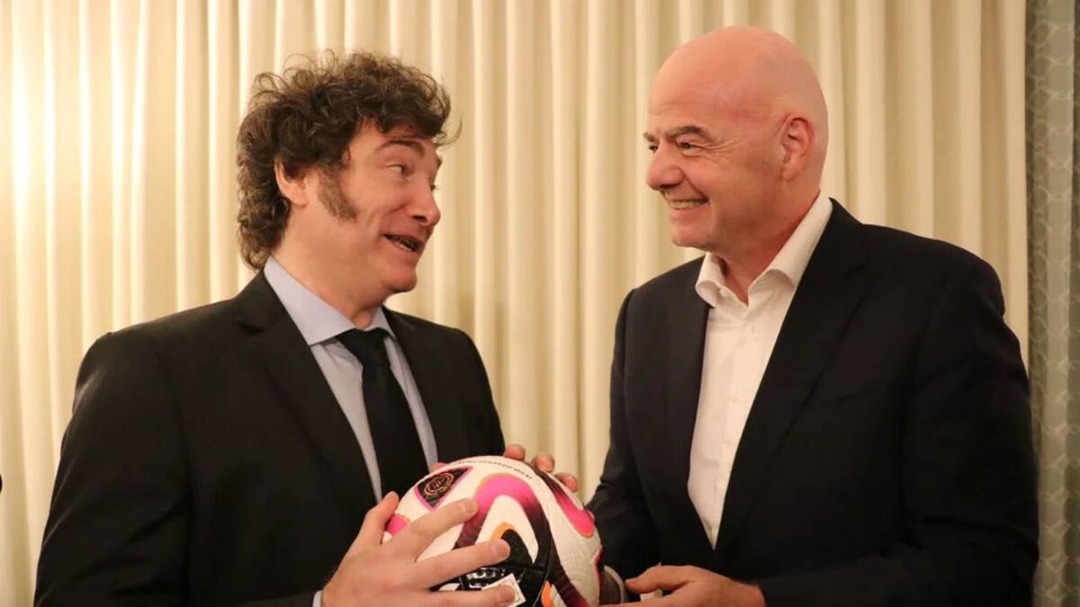Los regalos de Gianni Infantino a Javier Milei.