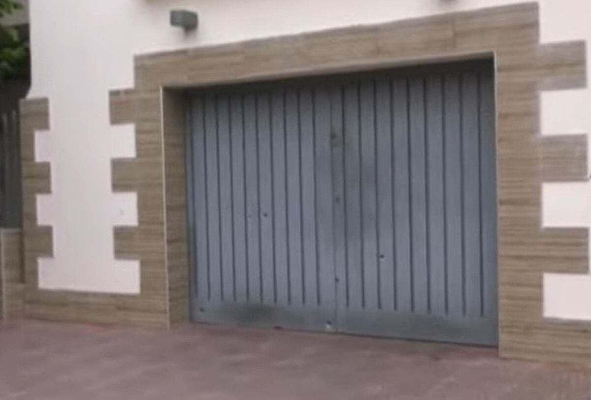 La Matanza: el portón de una casa recibió al menos ocho disparos tras un tiroteo. (Foto: Captura de video, gentileza Clarín)