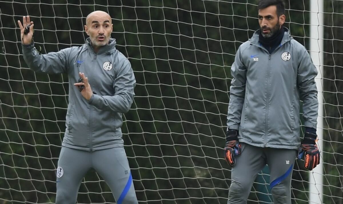 El flamante técnico de San Lorenzo, Paolo Montero junto al arquero mendocino Sebastián Torrico.