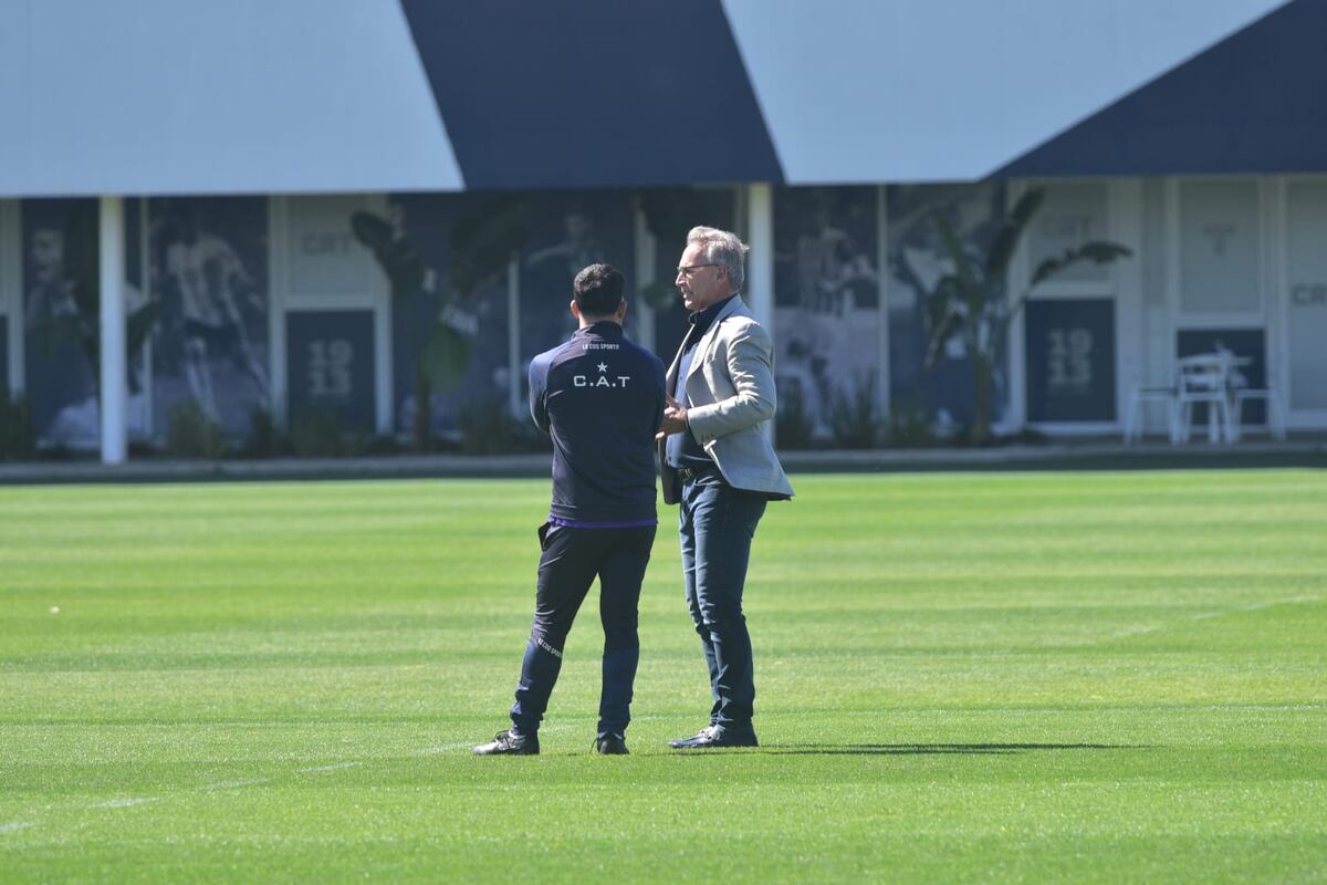 El presidente Andrés Fassi en el entrenamiento junto al entrenador Carlos Tevez. (Pedro Castillo / La Voz)