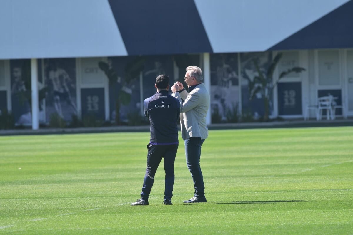 El presidente Andrés Fassi en el entrenamiento junto al entrenador Carlos Tevez. (Pedro Castillo / La Voz)