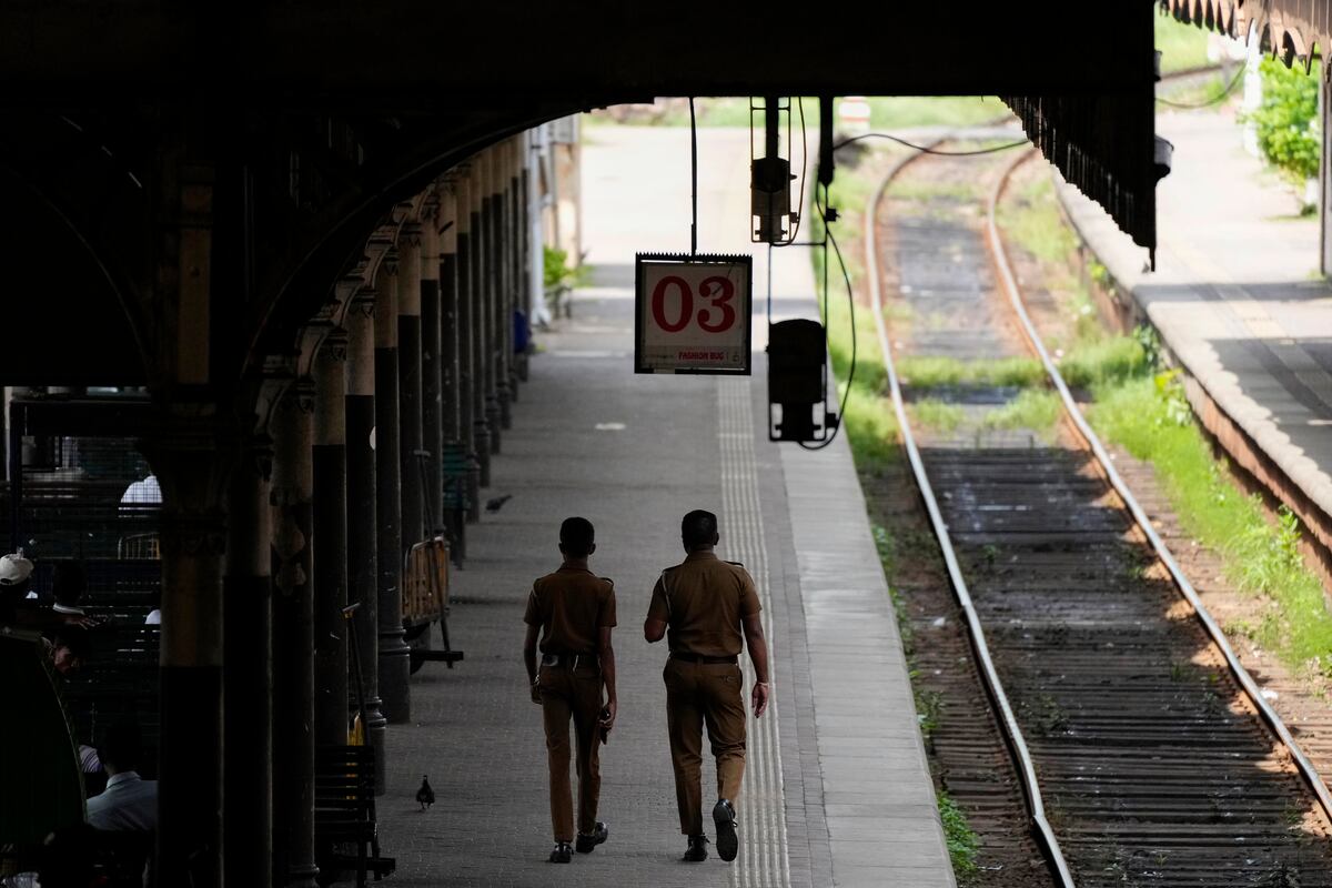 La empresa opera una de las redes de transporte más grandes de Europa, y busca a trabajadores comprometidos. (AP Foto/Eranga Jayawardena)