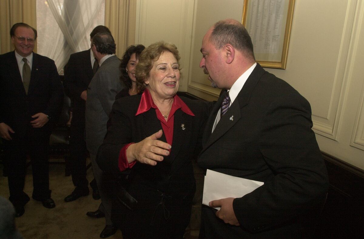 La por entonces vocal del TSJ María Ester Cafure de Battistelli y Carlos Lezcano, quien acababa de jurar como juez de Control, el 1 de julio de 2003 (Archivo La Voz).