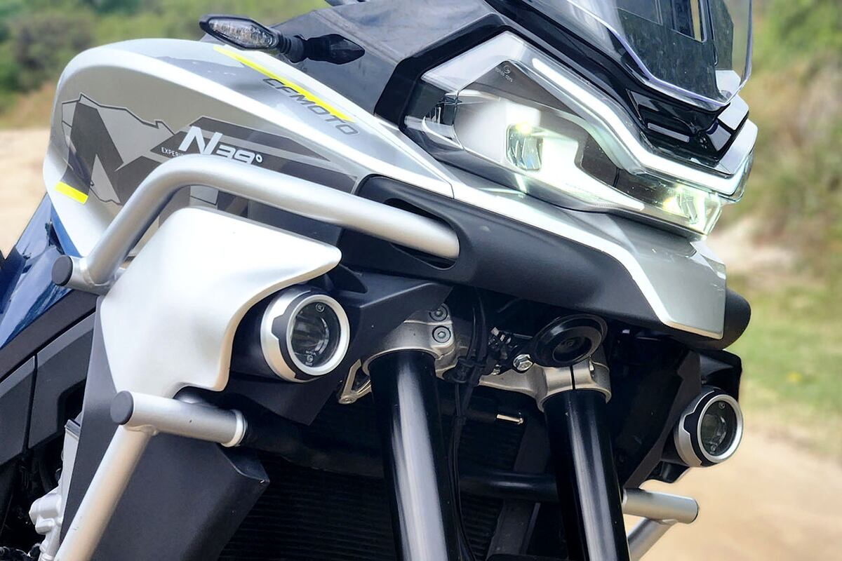 Utiliza tecnología full led para toda la iluminación. Su importante faro delantero se destaca por su aspecto minimalista.