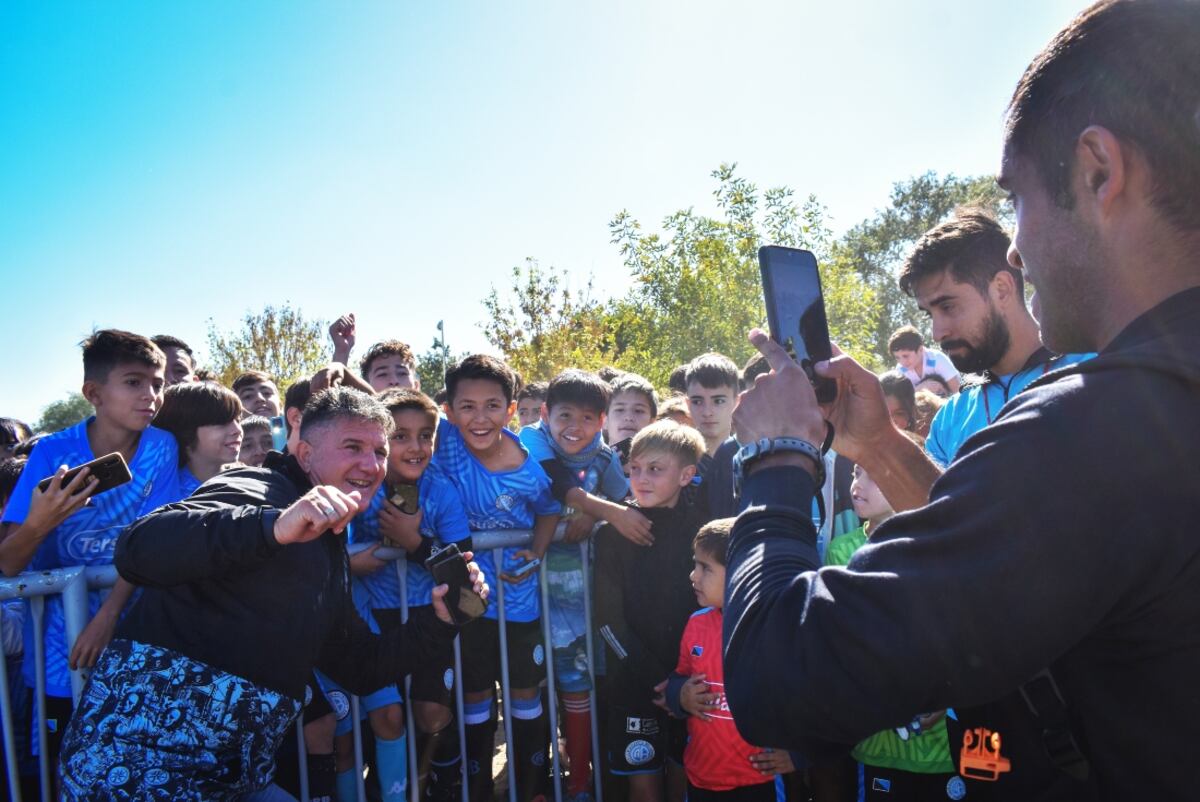 El presidente del club Luis Fabián Artime se tomó selfies con los alumnos de las escuelitas. (Foto: Club Atlético Belgrano)
