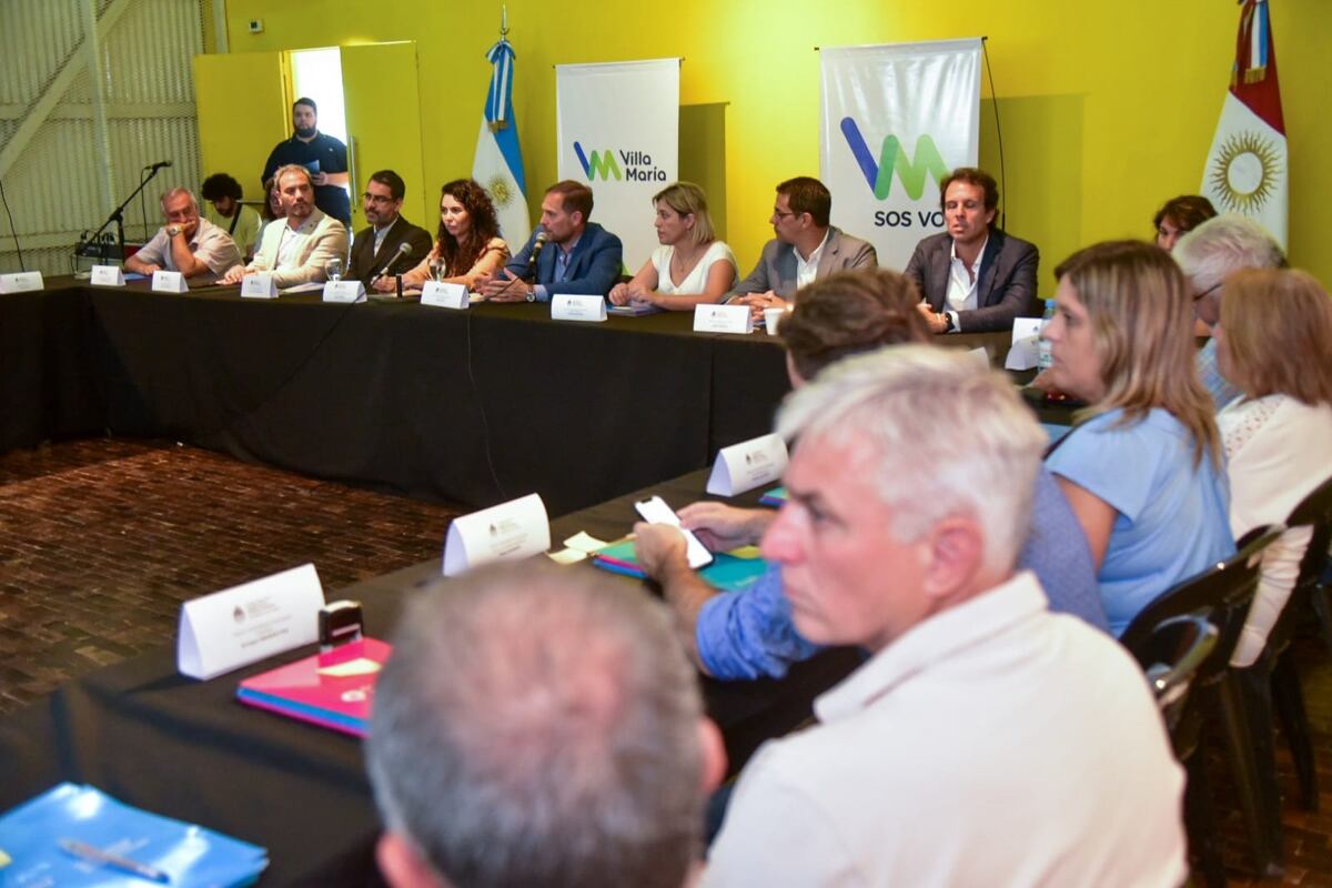 Martín Gill junto con 59 intendentes de Córdoba en la firma de convenios de políticas sociales.