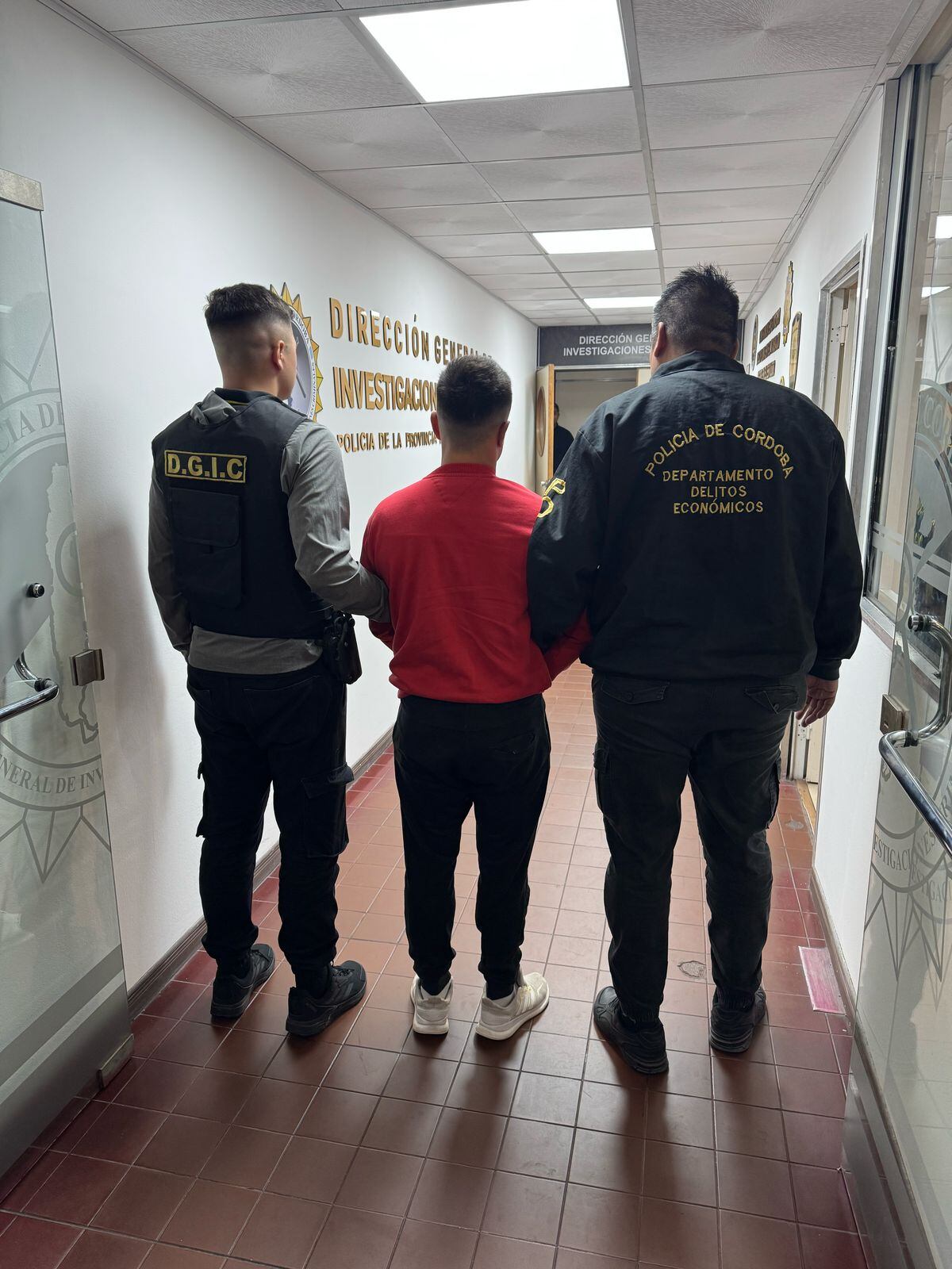 Agustín Barrera (27), detenido en allanamiento en Granja de Funes en el marco de estafas a cargo de la influencer Candela Salazar