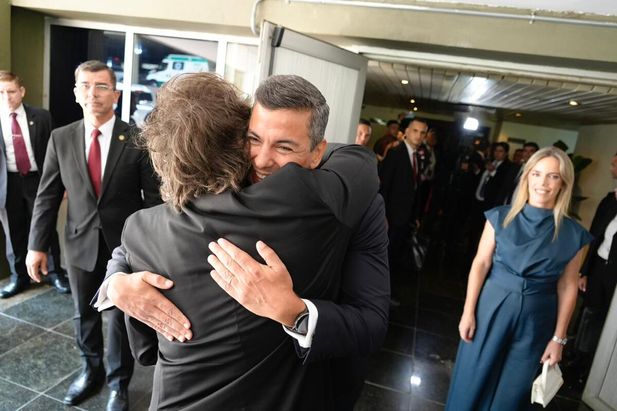 El presidente Javier Milei saludó a su par de Paraguay, Santiago Peña, antes de la firma del acuerdo Mercosur-Unión Europea. (Presidencia)