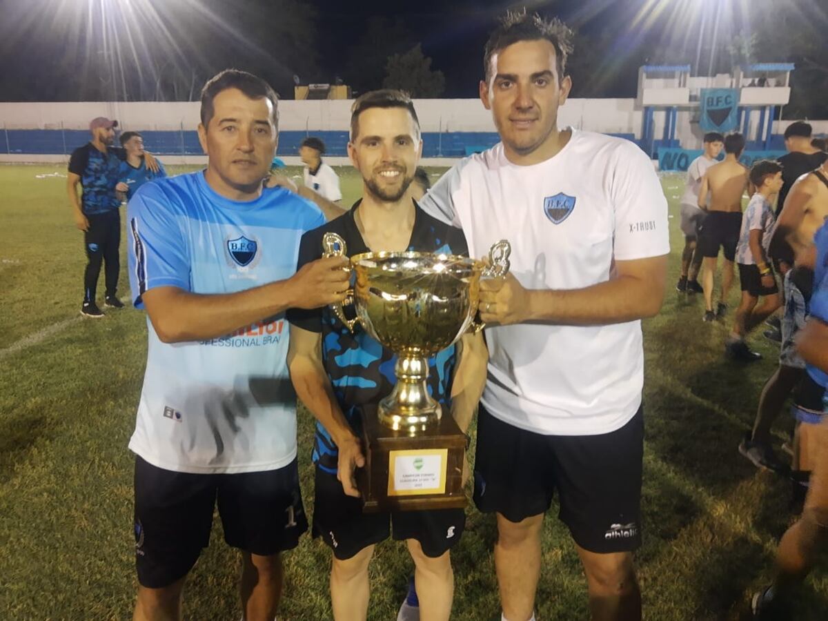 Belgrano de Berrotarán y el primer título de su historia. El club tiene 100 años y compite en la Liga Riotercerense de Fútbol. (Gentileza Belgrano de Berrotarán).