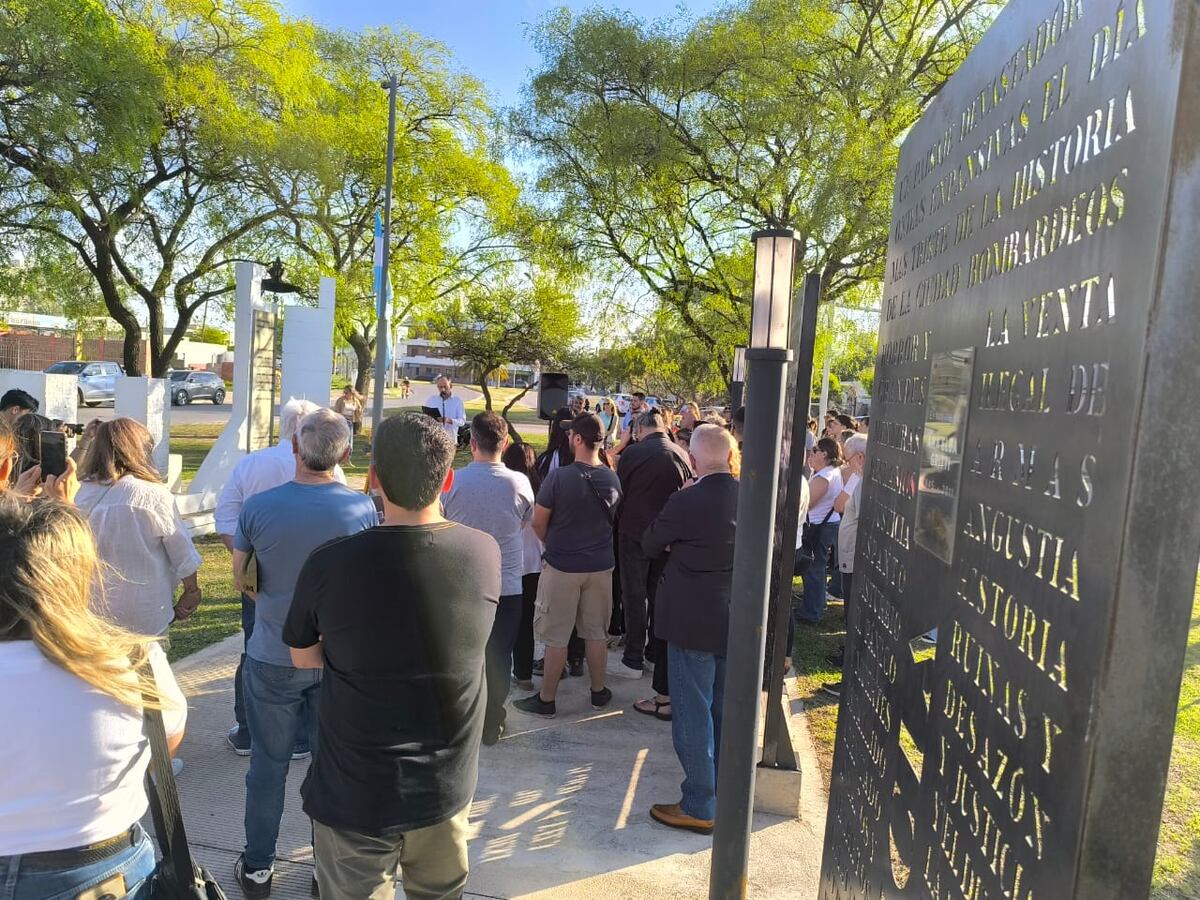 Acto en el monumento que recuerda a las siete víctimas fatales del atentado, este lunes (La Voz)