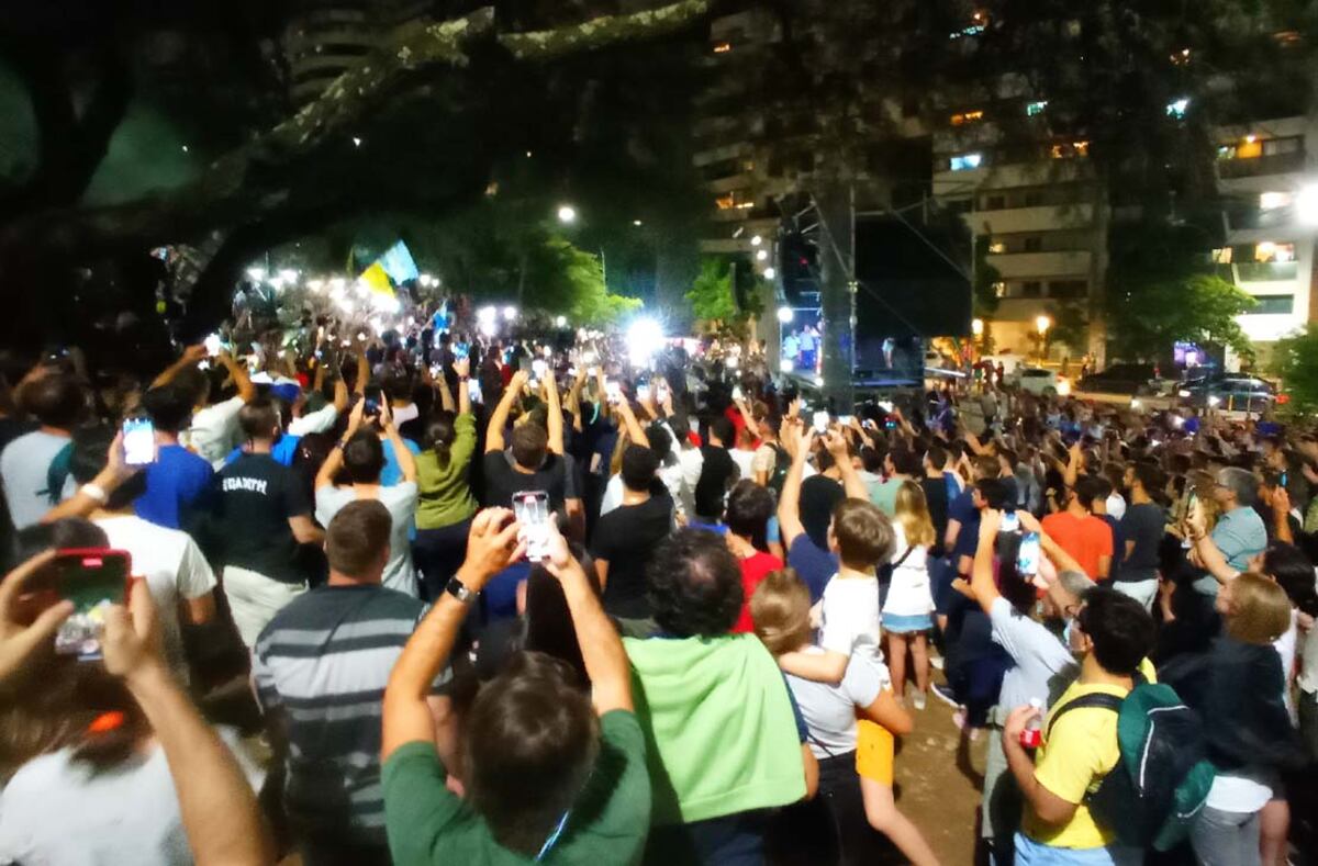 El acto de Javier Milei en Córdoba: la llegada del economista en medio de la gente, el sábado pasado. (La Voz)