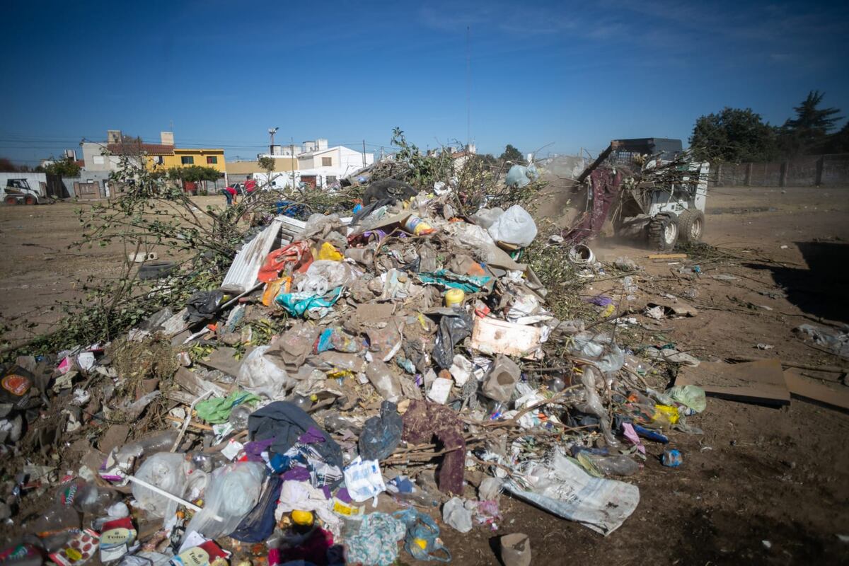 Asi lucía el basural que fue convertido en plaza por la Municipalidad.