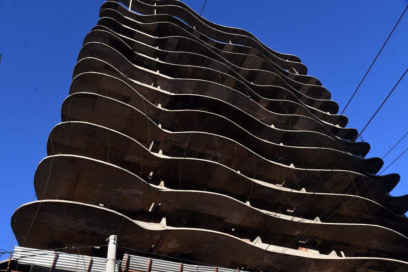 Riesgo que presenta un edificio a medio construir  y el padecimiento de vecinos en  San José de Calasanz y Bv. San Juan. Ramiro Pereyra/La Voz.