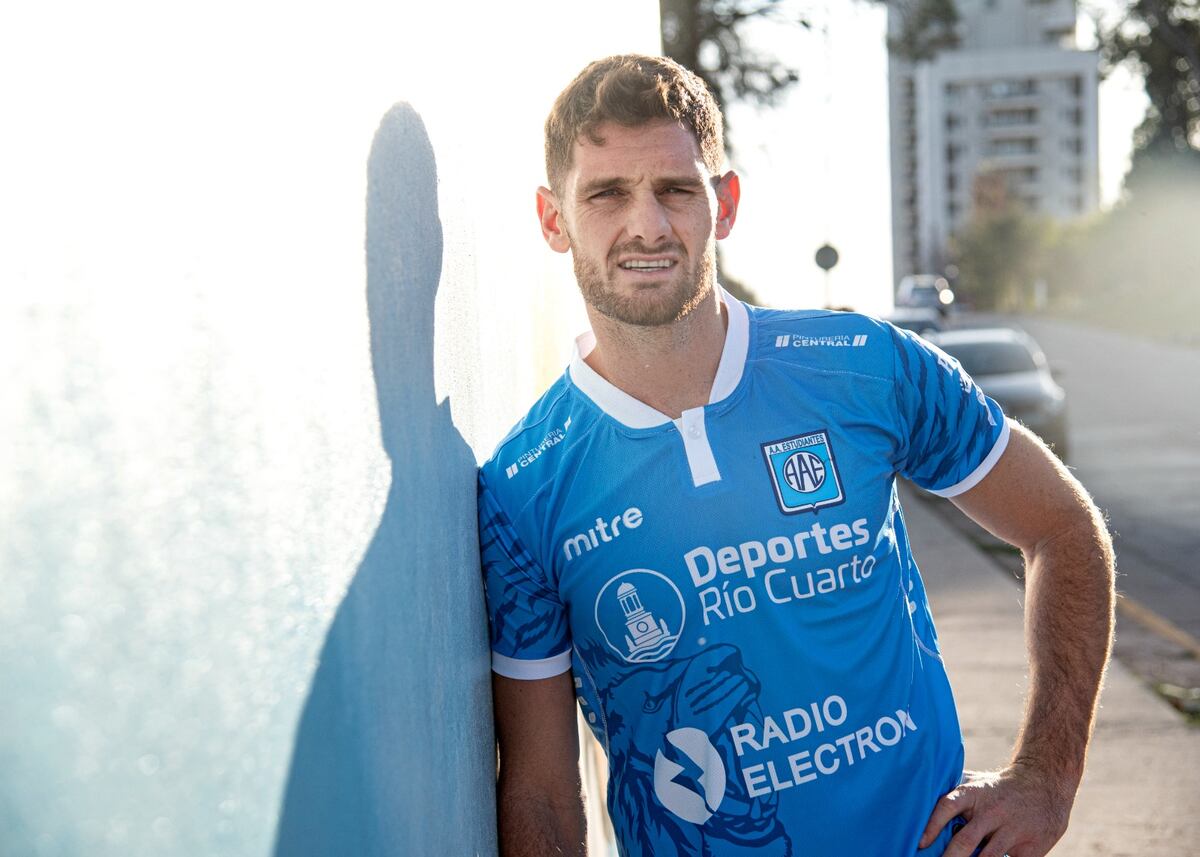 Estudiantes de Río Cuarto y su nueva camiseta para 2023. La estrenó por Copa Argentina. (Gentileza Prensa Estudiantes RC).