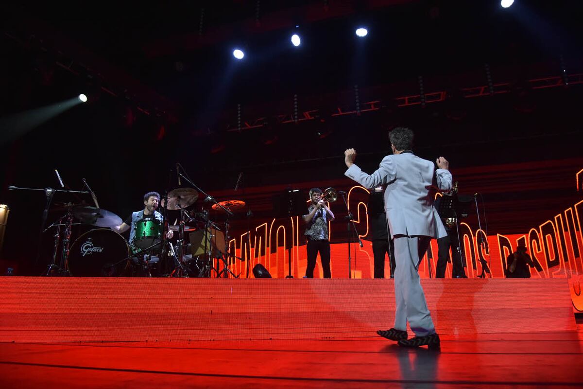 Fito haciendo las veces de director de orquesta para acompañar los nuevos arreglos en varios de los temas del disco celebratorio
(Facundo Luque / La Voz)