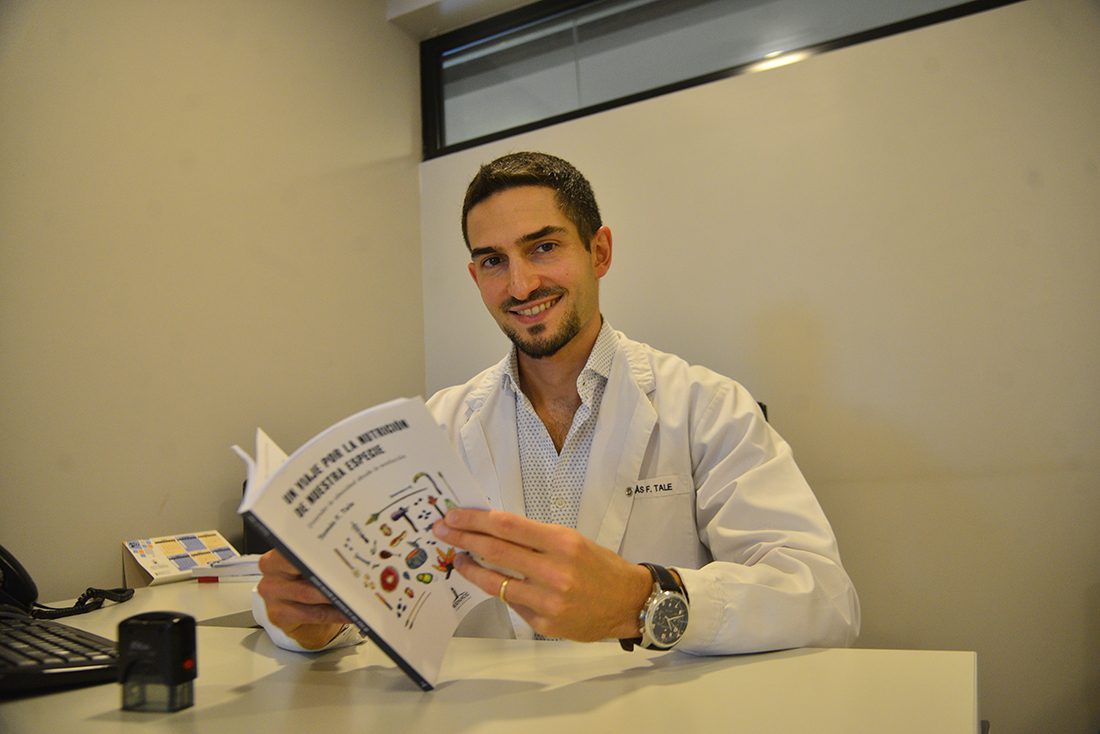 Tomás Tale, medico que presenta su libro. Foto: Pedro Castillo