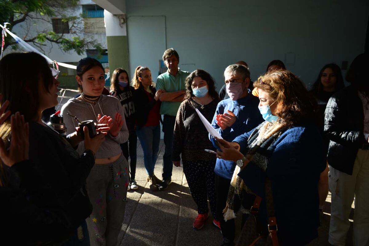 Los alumnos dejaron el establecimiento y levantaron la medida de fuerza. (La Voz/Nicolás Bravo)