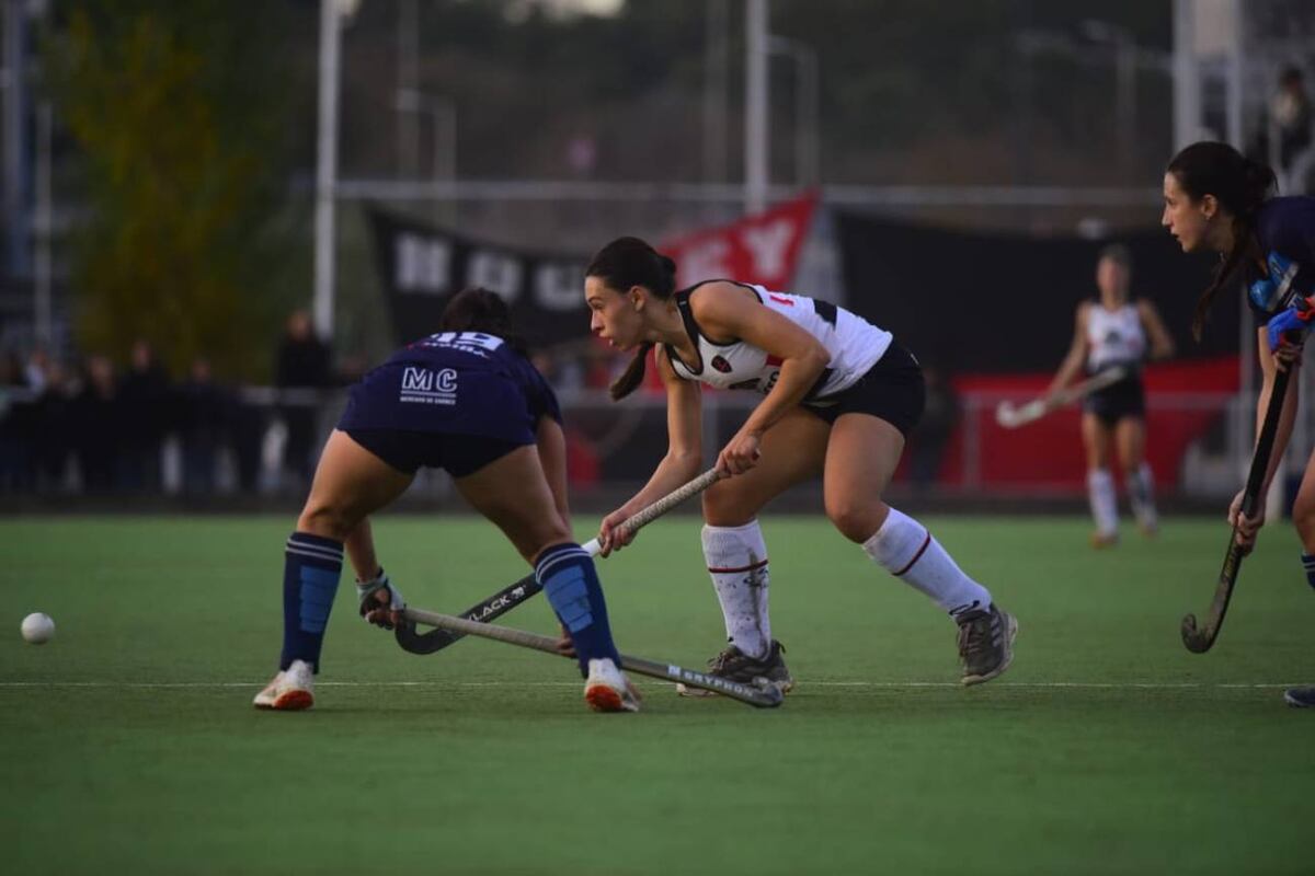 Lola Herrera, jugadora de Córdoba Athletic, anotó el primer gol en la final del Apertura del Oficial Damas A. (José Gabriel Hernández / La Voz)