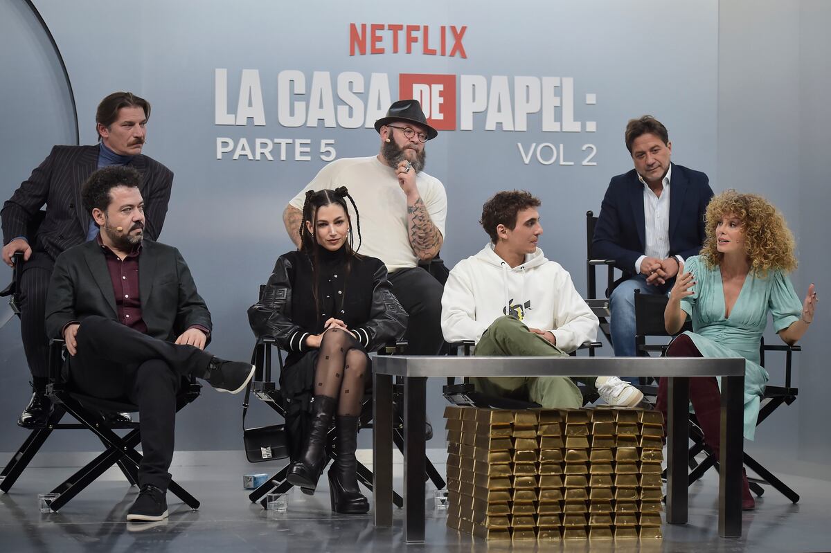 El elenco de "La Casa de Papel", durante la conferencia de prensa de cara al final de la serie. Úrsula Corberó (Tokio) escucha abstraída a Esther Acebo (Mónica Gaztambide). (Juan Naharro Gimenez/Getty Images for Netflix)