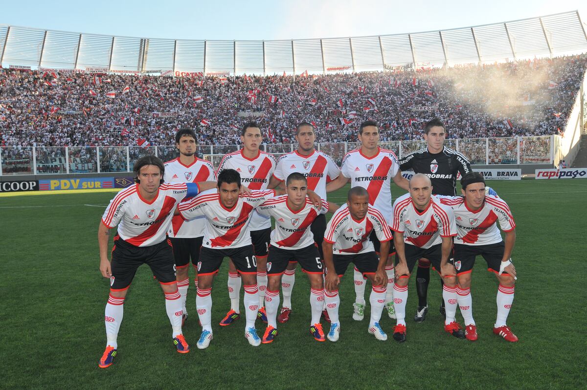 Instituto y el partido ante River en 2011 en el Kempes. (Archivo / La Voz).