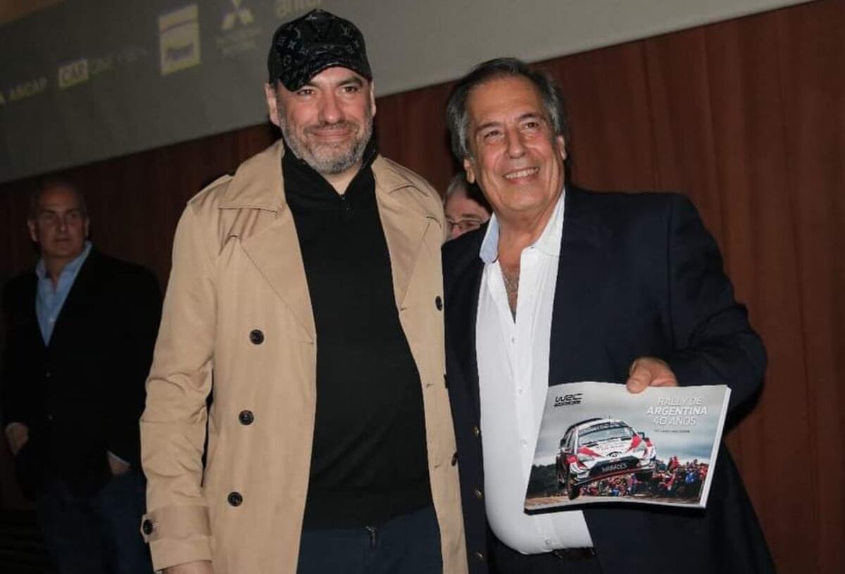 Trelles recibe de quien escribe esta nota (Mariano Iannaccone) el libro "Rally de Argentina, 40 años", de su autoría.