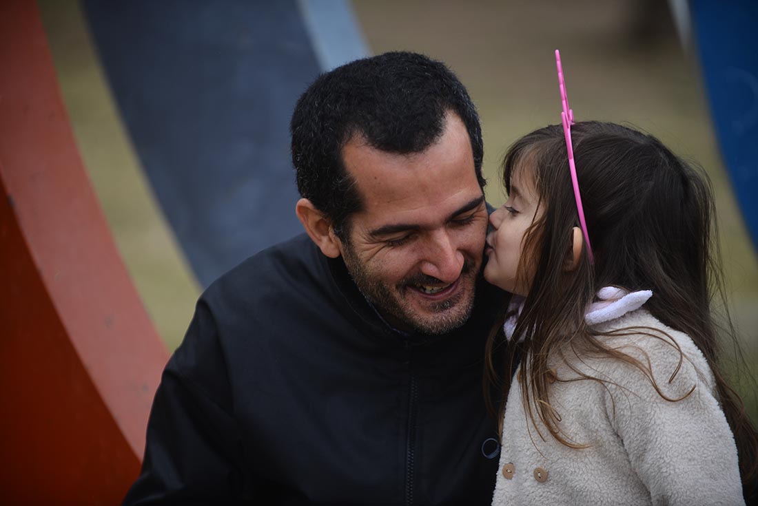 Día del Padre. Cata disfruta de los juegos con su papá Fernando en el parque.
