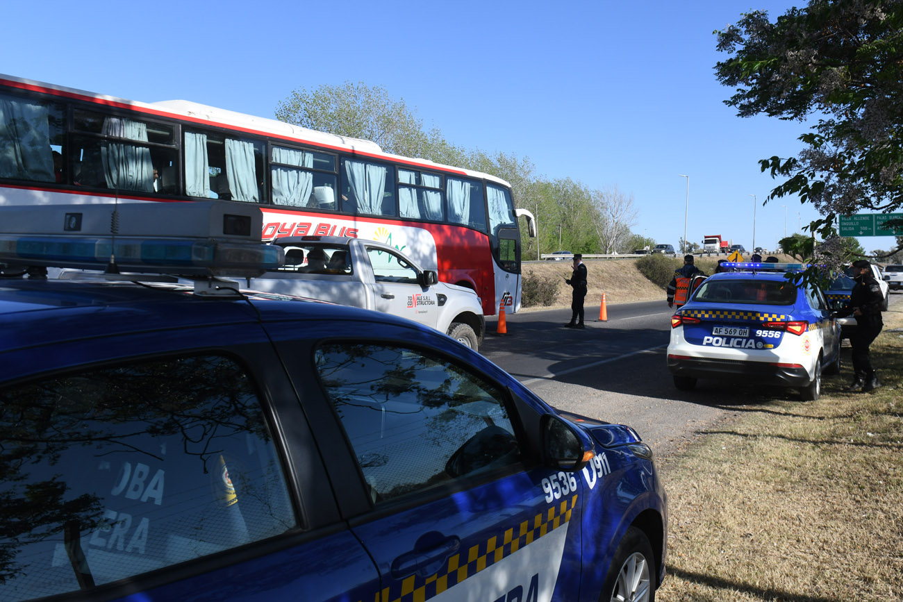 Un gran operativo policial se desplegó en la ruta E53 a raíz de la asamblea del Soelsac en Villa Allende. (Ramiro Pereyra / La Voz)