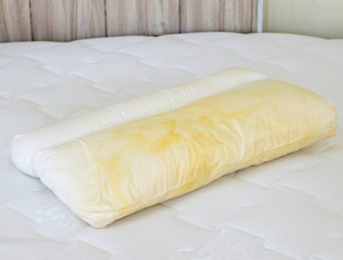 ¿Tenés manchas amarillas en la almohada? Con un ingrediente de cocina podés solucionarlo