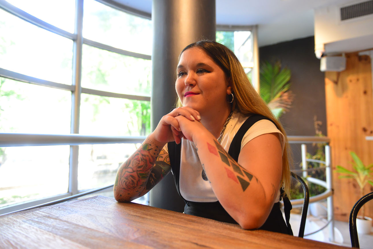 La cordobesa comenzó como educadora social y su propia experiencia como paciente la llevó a encontrar su camino en el acompañamiento terapútico. (Dayana Olmos / La Voz)