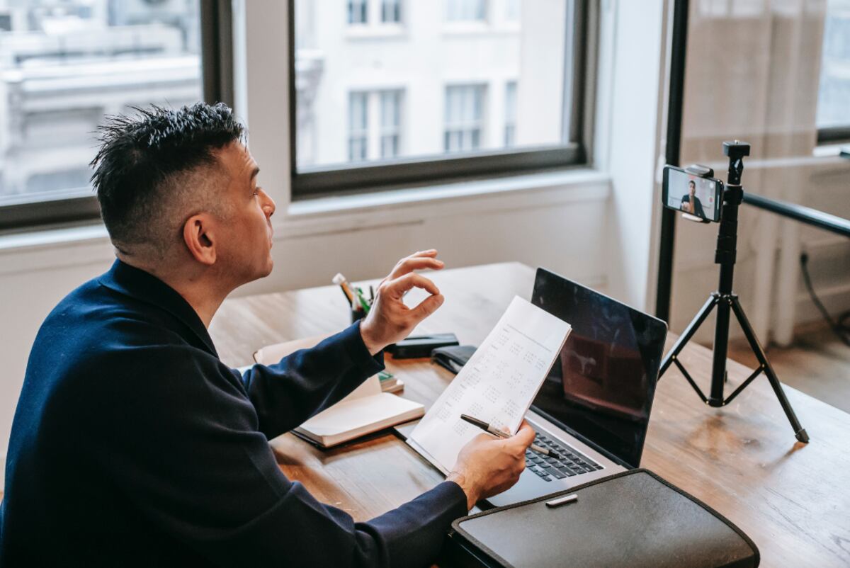 La persona que sea seleccionada para ser speaker debe manejar muy bien el tema, tener experiencia y sobre todo buena disposición. (Foto: Pexels)