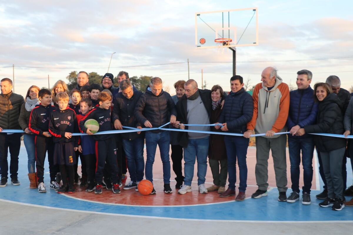 San Francisco. Autoridades en la inauguración de una nueva cancha de básquet 3x3. (Ivana Acosta/La Voz)