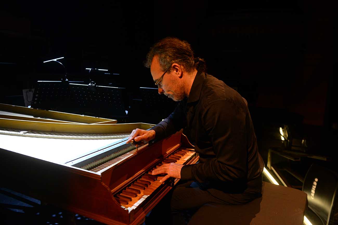El director musical Federico Ciancio afinando uno de los claves utilizados. (José Gabriel Hernández / La Voz)