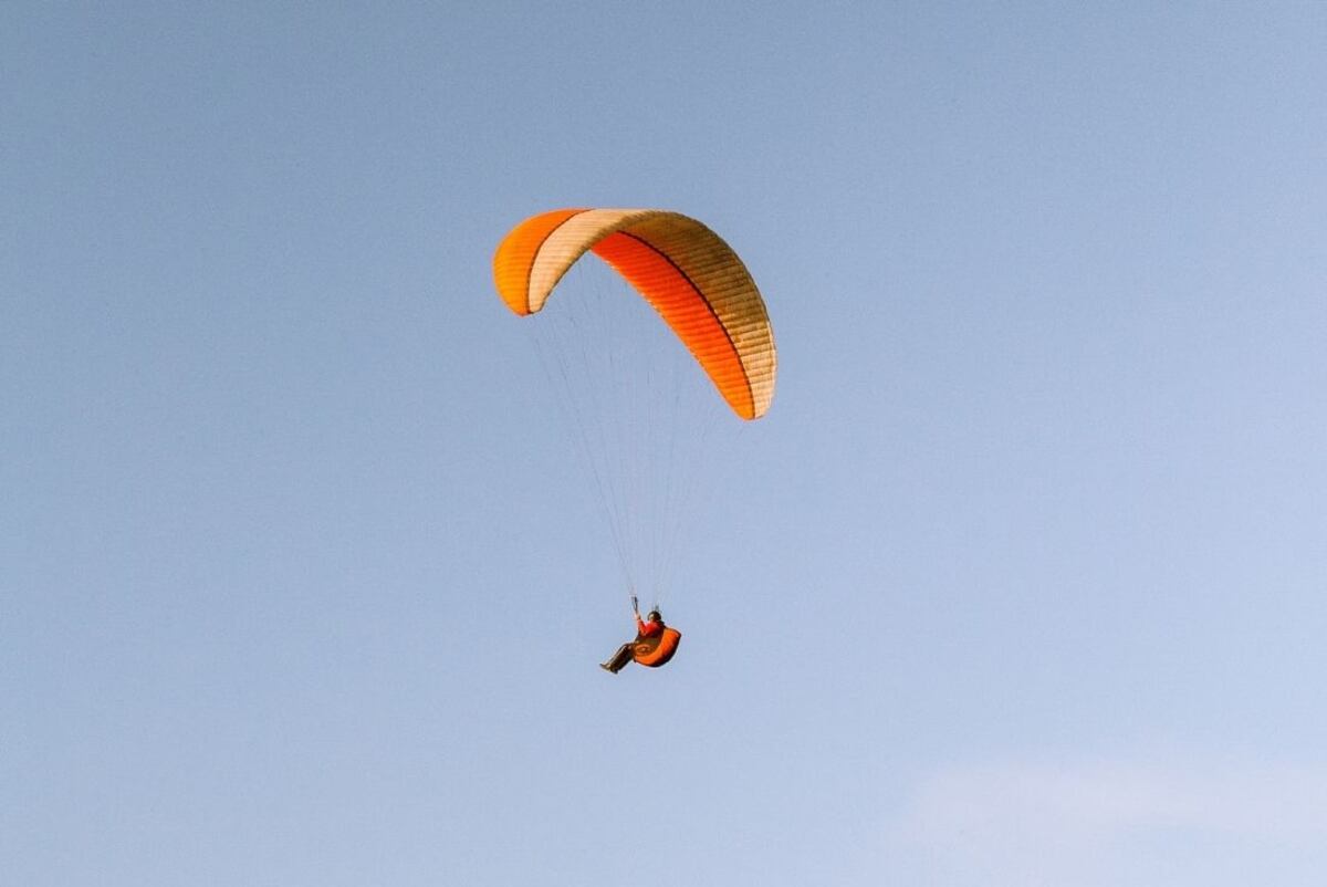 Aventura en parapente: un vuelo bautismo en Cuchi Corral. (Foto: Freepik)