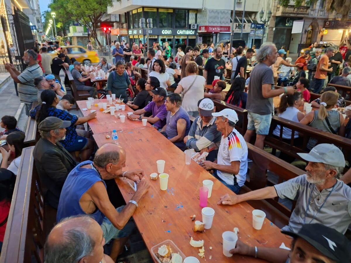 “Cena bajo las estrellas”. Cena solidaria para personas en situación de calle frente a la Basílica de Nuestra Señora de la Merced, en 25 de mayo y Rivadavia. (Nicolás Bravo / La Voz)