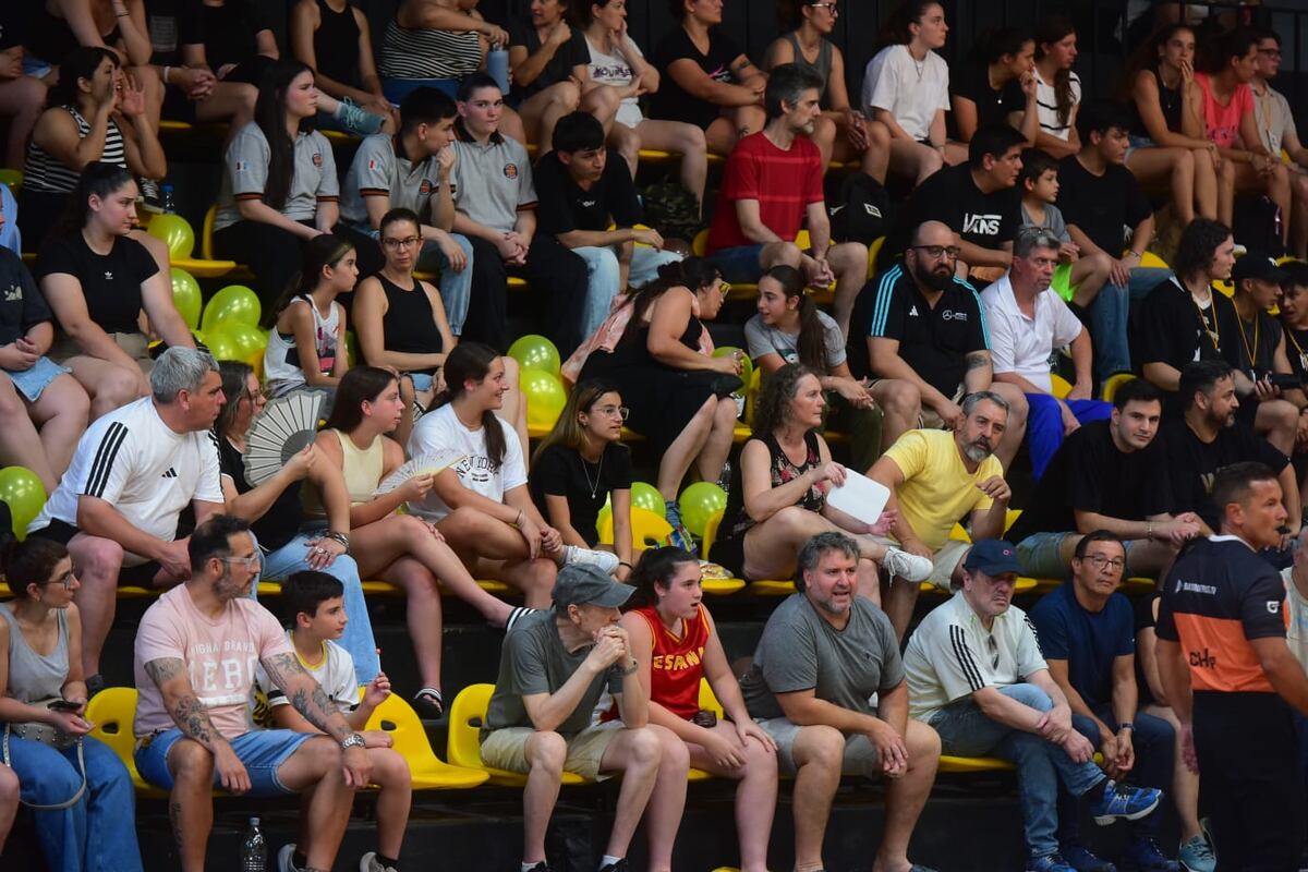 Triunfo histórico de Hindú sobre Obras en semifinales de la Liga Femenina de básquet. (Nicolás Bravo / La Voz)